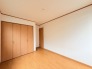 2階の南西角部屋　今からここを誰のお部屋にしようか、そんな洋室。大きさは6.0帖です。