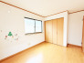大きな開口部から明るい光が差し込む、日中の室内の明るさがこの部屋の魅力です。
