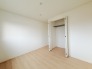 今からここを誰のお部屋にしようか、そんな洋室。大きさは5.7帖です。