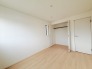 ゆとりのある寝室、陽光が入りやすく朝の目覚めも気持ち良く起こしてくれます。
