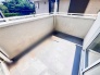 南側のお部屋から出入りできる、奥行きのあるワイドバルコニー。心地よい陽射しと暖かな風を楽しむことが出来ます。
