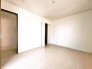 今からここを誰のお部屋にしようか、そんな洋室。大きさは6.5帖です。
