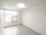 洋室6帖：
大きな開口部から明るい光が差し込む、日中の室内の明るさがこの部屋の魅力です。
