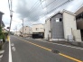 前面道路は広く、駐車がしやすいです。駐車スペース2台分ございます。
