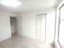 洋室6帖：
衣類の整理整頓に嬉しいクローゼット付きのお部屋。お子様のお部屋としても便利です。
