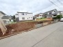戸建てが立ち並ぶ静かな住宅街。四季折々の移り変わりを感じながら自然と楽しみ、暮らす、そんな毎日を日々の中で感じられる住環境
