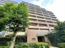 豊かな植栽が風格ある佇まいを際立たせ、街並みと調和しながら穏やかな時間が流れる落ち着いた住環境を形成しています
