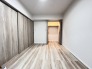 今からここを誰のお部屋にしようか、そんな洋室。大きさは5.5帖です。
