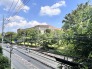 目前に見える国立看護大学校の校舎