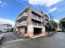 戸建てが立ち並ぶ静かな住宅街。道路隔てて社会事業大学や国立感が大学校や清瀬中央公園があります。四季折々の移り変わりを感じながら自然と楽しみ、暮らす、そんな毎日を日々の中で感じられる住環境

