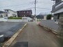 戸建てが立ち並ぶ静かな住宅街。四季折々の移り変わりを感じながら自然と楽しみ、暮らす、そんな毎日を日々の中で感じられる住環境
