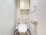 トイレには吊戸棚収納が配備され、不便のない空間となっております。