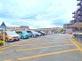 マンションの敷地内に平面駐車場あり！