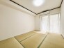 大きな開口部から明るい光が差し込む、日中の室内の明るさがこの部屋の魅力です。
