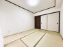 和室があるとやはりどこか心落ち着いてしまいます。客間としてもちょうど良い6帖。

