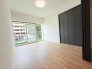 今からここを誰のお部屋にしようか、そんな洋室。大きさは5.5帖です。
この部屋は大きな収納庫が特徴。