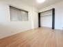 今からここを誰のお部屋にしようか、そんな洋室。大きさは6.5帖です。
