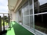 陽ざしが差込む明るいバルコニー。奥行きのあるバルコニーはお洗濯時に助かります。
