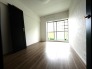 今からここを誰のお部屋にしようか、そんな洋室。大きさは5.5帖です。
