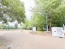マンションの前には大きな公園もございます。
ペットを連れてお散歩や家族でピクニックなども良いですね。 100m