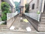 通りから入ったプライベート空間で落ち着いた雰囲気でお住いになる。敷地部分でお子様の遊ぶスペースや駐車スペースに活用できます。
