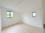 今からここを誰のお部屋にしようか、そんな洋室。大きさは5.2帖です。
