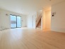 家族や友人、両親、親戚とこれから沢山の時間を紡ぐのだろう。そこを彩るのは窓から見える青い空、心地よい緑。そんなイメージが膨らむリビングスペース。
