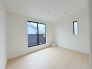 今からここを誰のお部屋にしようか、そんな洋室。大きさは6.5帖です。
