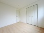 今からここを誰のお部屋にしようか、そんな洋室。大きさは5.2帖です。
