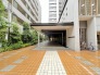 建物に沿って伸びる回廊は、静寂を感じさせる洗練されたデザイン。帰宅時に心を整える場所です
