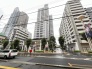 空に向かって凛とそびえるフォルム。存在感を放ちながらも、周囲の景観と穏やかに調和しています
