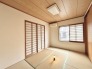大きな開口部から明るい光が差し込む、日中の室内の明るさがこの部屋の魅力です。
