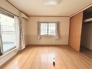 大きな開口部から明るい光が差し込む、日中の室内の明るさがこの部屋の魅力です。
