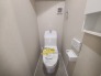 １階トイレ
ウォシュレット機能付きのトイレ。収納もあり実用性も兼ね備えた造り。
