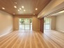 大きな開口部から明るい光が差し込むリビング。日中の室内の明るさがこの部屋の魅力です。
