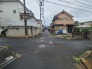 戸建てが立ち並ぶ静かな住宅街。四季折々の移り変わりを感じながら自然と楽しみ、暮らす、そんな毎日を日々の中で感じられる住環境
