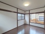 【洋室／約６帖】
元々和室だったお部屋に、フローリングを張って洋室にリノベーション！
３面採光で明るく風通しの良いお部屋です。