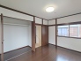 【洋室／約６帖】
衣類の整理整頓に嬉しいクローゼット付きのお部屋。
お子様のお部屋としても便利です。