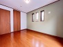 今からここを誰のお部屋にしようか、そんな洋室。大きさは6帖です。
