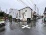 戸建てが立ち並ぶ静かな住宅街。四季折々の移り変わりを感じながら自然と楽しみ、暮らす、そんな毎日を日々の中で感じられる住環境
