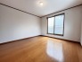 大きな開口部から明るい光が差し込む、日中の室内の明るさがこの部屋の魅力です。
