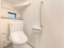 手すりとダブルホルダーが配された１Ｆトイレ。
トイレは１階と２階にそれぞれ設置されております。