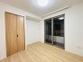 大きな開口部から明るい光が差し込む、日中の室内の明るさがこの部屋の魅力です。
