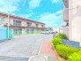マンションの敷地内に平面駐車場あり！