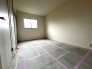 今からここを誰のお部屋にしようか、そんな洋室。大きさは7.5帖です。

