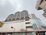 周囲と調和するモダンな外観デザイン。都市生活の拠点としてふさわしい、安定感のある佇まいです
