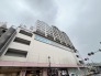 日々の暮らしを支える利便性の高さが魅力。街の風景に溶け込む、落ち着いた佇まいの建物です
