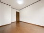 今からここを誰のお部屋にしようか、そんな洋室。大きさは5.7帖です。

