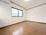 どんな家具にでも相性が良い清潔感ある白色調のクロスを採用。主張しすぎない配色、耐久性にも優れた床材は日々のメンテナンスも楽に、快適に過ごして頂けるよう考えられています。
