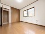 今からここを誰のお部屋にしようか、そんな洋室。大きさは6帖です。
